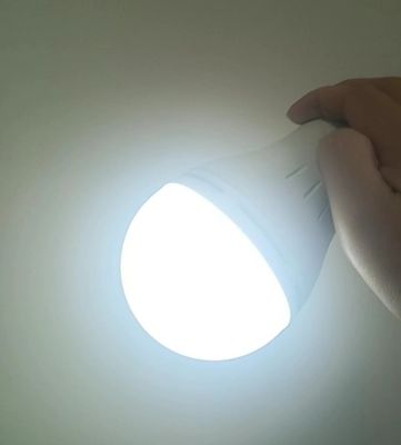 Λιθιοειδής μπαταρία επαναφορτιζόμενη λαμπτήρας LED 12W E27 B22 για επείγουσα και υγιεινή χρήση