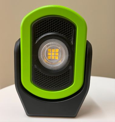 Δοκιμαστικός φακός χειρός LED για συντήρηση και επιθεώρηση αυτοκινήτου στο εργαστήριο