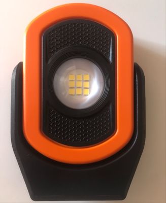 Δοκιμαστικός φακός χειρός LED για συντήρηση και επιθεώρηση αυτοκινήτου στο εργαστήριο