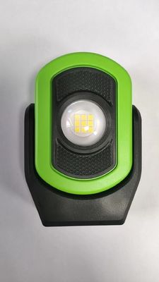 Δοκιμαστικός φακός χειρός LED για συντήρηση και επιθεώρηση αυτοκινήτου στο εργαστήριο