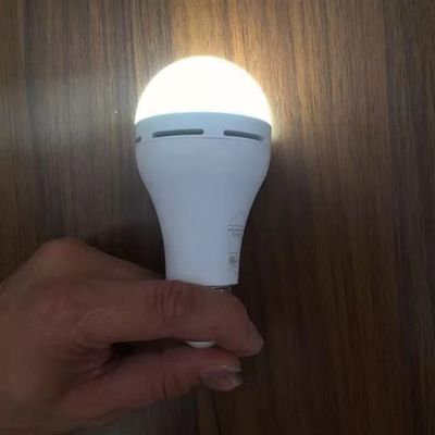 7W/10W LED επανυπολογίσιμα λαμπτήρες έκτακτης ανάγκης E27/B22 με ρυθμιζόμενη υποστήριξη φωτεινότητας